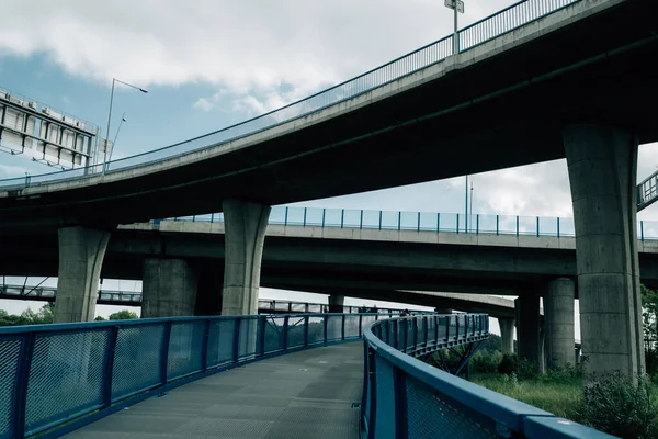 Een Voetgangersbrug Met Blauwe Hekken Onder Twee Betonnen Bruggen Met — Stockfoto