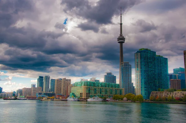 Malebný Pohled Toronto Město Barevnými Mrakodrapy Jezero Ontario Ponurý Den — Stock fotografie