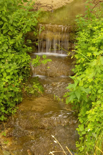 Das Fließende Wasser Einem Schmalen Wasserkanal Mauensee Luzern Schweiz — Stockfoto