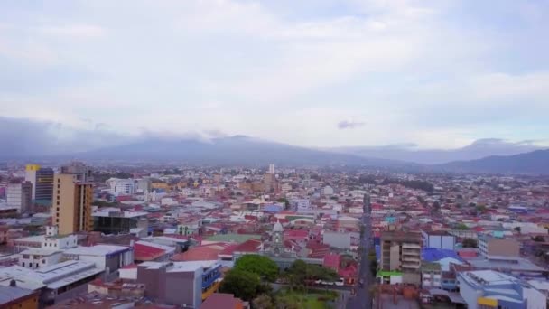 Güneşli Bir Günde Büyük Bir Kasabanın Havadan Görünüşü — Stok video