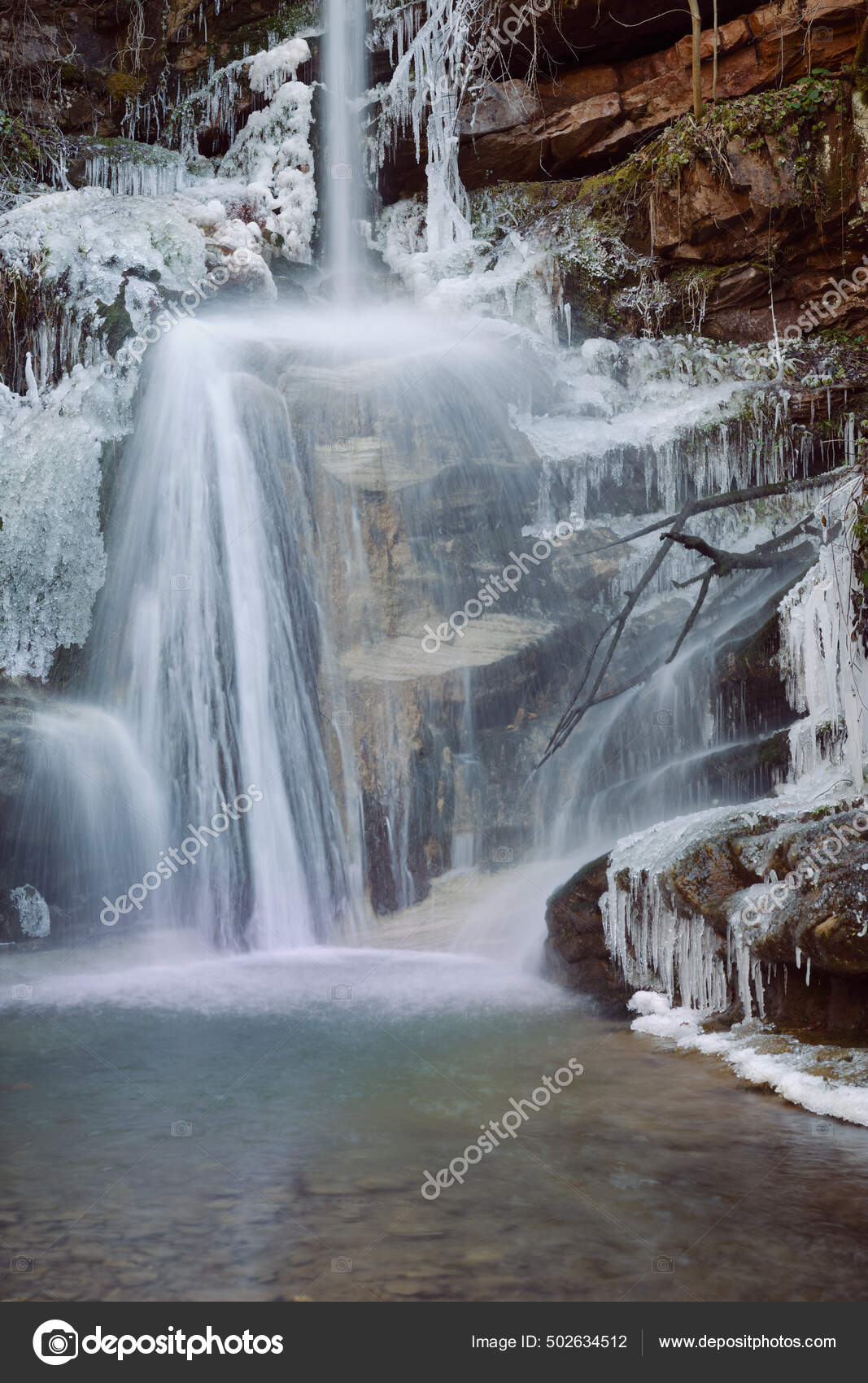 Una Vista Panorámica Una Cascada Con Carámbanos Costado — Foto de stock  #502634512 © Wirestock, image size:1067x1700