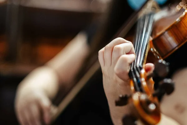 Primer Plano Una Violinista Tocando Violín Concierto —  Fotos de Stock