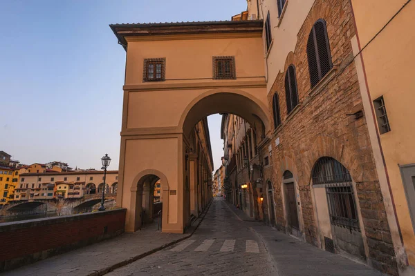 Vasarin Käytävä Ponte Vecchio Firenzessä Italiassa — kuvapankkivalokuva