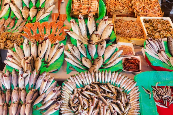 Een Shot Van Verschillende Soorten Vis Borden Markt — Stockfoto