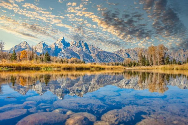 Tiro Das Montanhas Seu Reflexo Lago Fundo Céu Azul Nublado — Fotografia de Stock