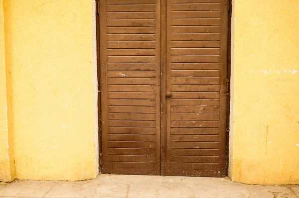 Colpo Una Porta Marrone Tra Due Parti Una Parete Gialla — Foto Stock