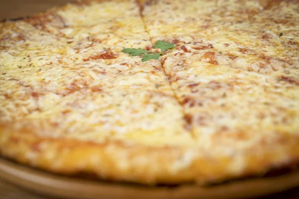 Tabaktaki Taze Pişmiş Lezzetli Peynirli Pizzanın Yakın Çekimi — Stok fotoğraf
