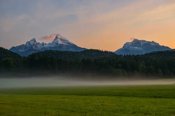 Όρος Watzmann Και Hochkalter Κοντά Berchtesgaden Ηλιοβασίλεμα Δάσος Και Ομίχλη — Φωτογραφία Αρχείου