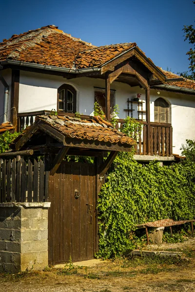 Eine Vertikale Aufnahme Eines Weißen Dorfhauses Einem Sonnigen Tag — Stockfoto