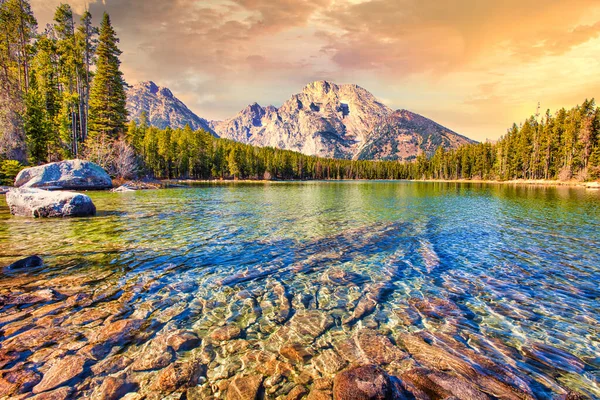 Cliché Des Montagnes Leur Reflet Dans Lac Fond Ciel Nuageux — Photo