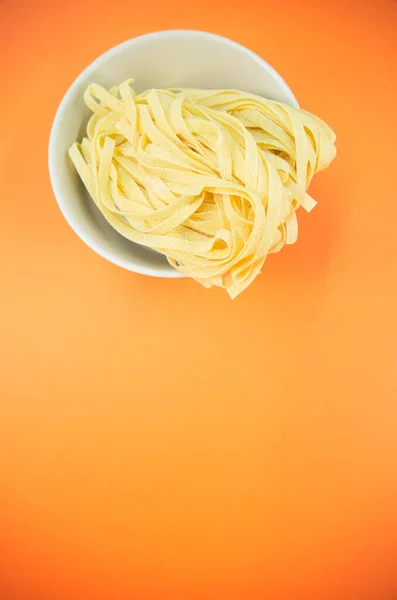 Detail View Bowl Cooked Pasta Orange Background Copy Space — Stock Photo, Image