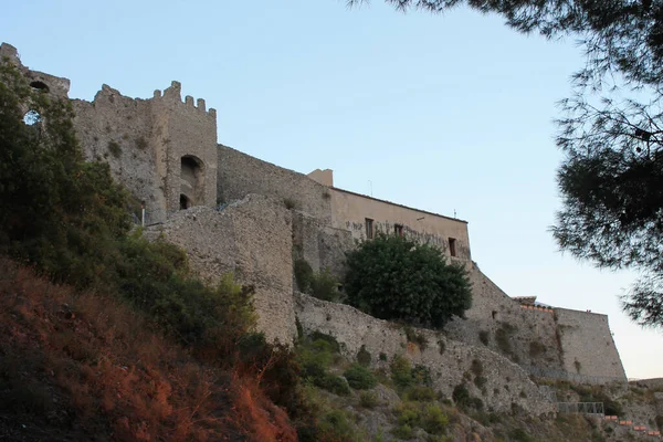 Yakınlardaki Bir Kasabaya Bakan Tepenin Üstündeki Antik Bir Kalenin Alçak — Stok fotoğraf