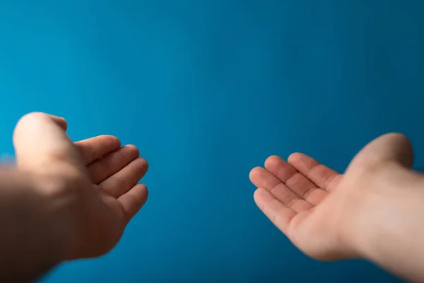 Macho Mostrando Mãos Estendidas Com Palmas Abertas Fundo Azul — Fotografia de Stock