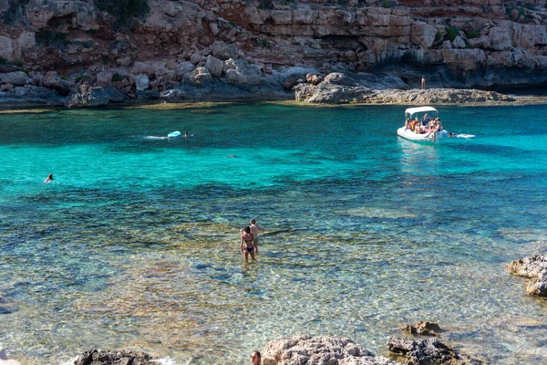 Formentera Espanha Ago 2021 Turistas Nadando Navegando Ilha Cristal Azul — Fotografia de Stock