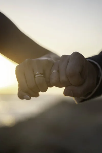 Tiro Vertical Casal Tocando Seus Punhos Com Belas Alianças Casamento — Fotografia de Stock