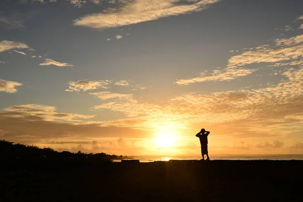 Une Silhouette Garçon Admirant Coucher Soleil Doré Sur Bord Mer — Photo