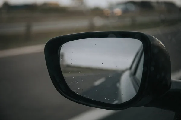 Ένα Κοντινό Πλάνο Μιας Αντανάκλασης Στον Καθρέφτη Του Αυτοκινήτου — Φωτογραφία Αρχείου