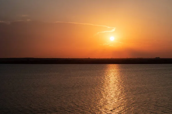 Bellissimo Scatto Del Cielo Dorato Del Tramonto Sul Lago Siutghiol — Foto Stock