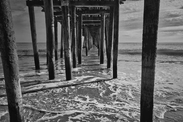Malebný Pohled Dřevěný Most Přes Oceán — Stock fotografie
