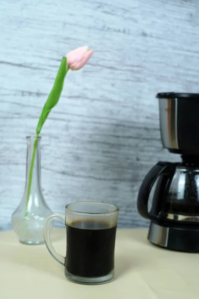 Крупный План Чашки Кофе Тюльпаном — стоковое фото