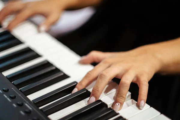Een Close Van Vrouwelijke Handen Spelen Een Digitale Piano — Stockfoto