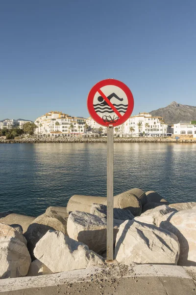 Marbella España 2021 Una Foto Vertical Señalización Nadar Junto Puerto — Foto de Stock