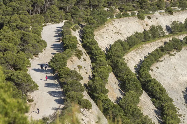 Tiro Aéreo Pessoas Caminhando Uma Pedreira Dolomita Reflorestamento Málaga Espanha — Fotografia de Stock