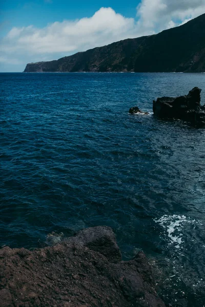 以海滨山丘为背景的水景 葡萄牙亚速尔人 — 图库照片