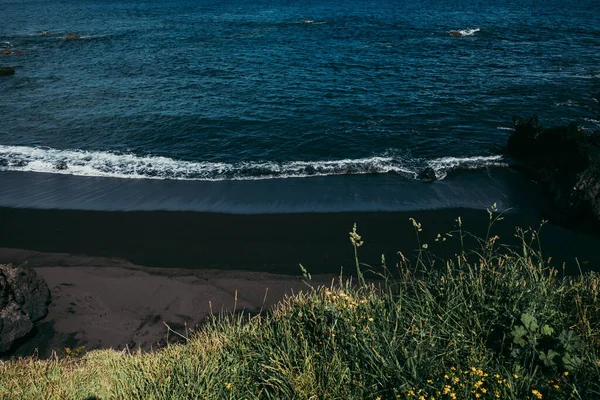 看海浪冲向沙滩海岸的景象 — 图库照片