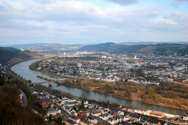 Almanya Trier Arka Planda Dağları Olan Uzun Bir Nehir Manzarası — Stok fotoğraf