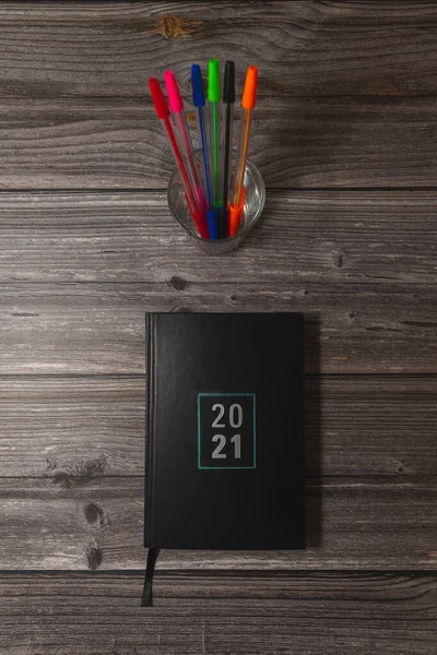 Χρωματιστές Πένες Δίπλα Ημερολόγιο 2021 Ξύλινο Τραπέζι — Φωτογραφία Αρχείου