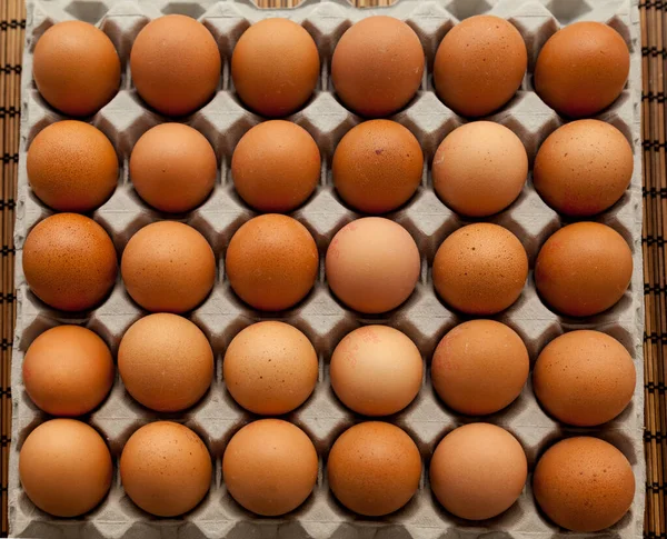 鸡蛋盒里的褐色鸡蛋的特写镜头 — 图库照片