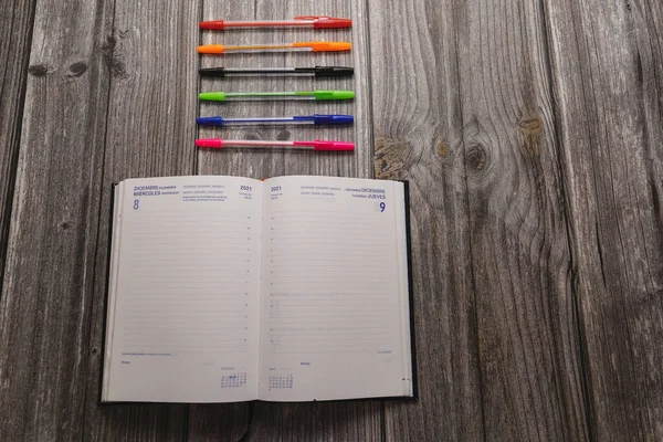 Plumas Colores Junto Calendario 2021 Una Mesa Madera — Foto de Stock