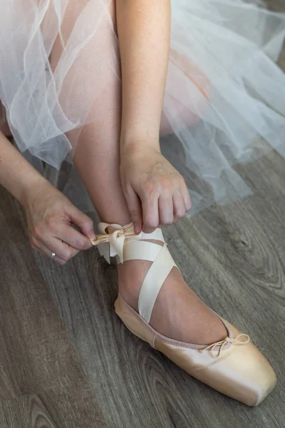 Gambe Balletto Danza Ragazza Con Gonna Tulle Scarpe Rosa Diversi — Foto Stock