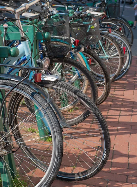 Szeged Hungría Julio 2021 Disparo Vertical Bicicletas Estacionadas Ciudad Mediterránea — Foto de Stock