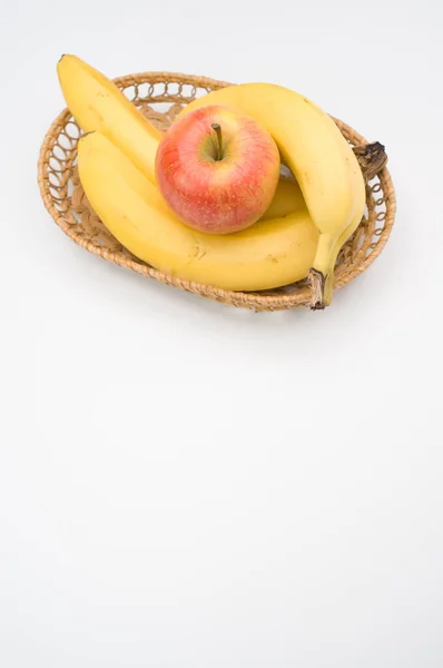 Frutas Frescas Sãs Uma Superfície Branca Maçã Banana — Fotografia de Stock