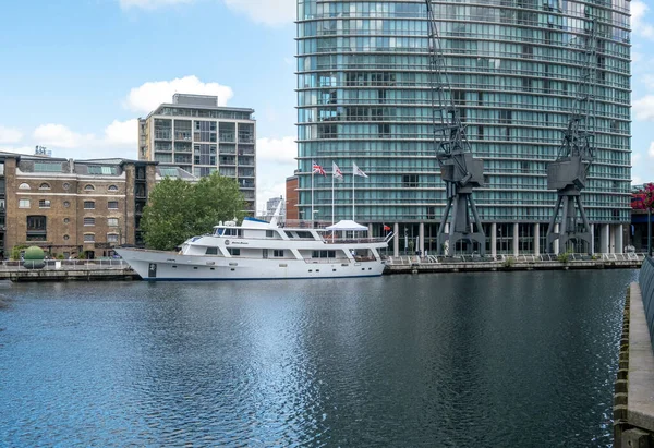London Förenade Kungariket Aug 2021 Vacker Bild Byggnader Och Yacht — Stockfoto