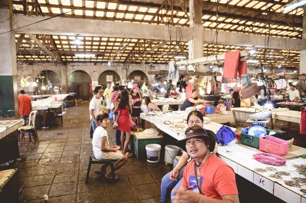 Bacolod Philippines 2019 필리핀 원주민 토요일에 사람들 식품을 구입하고 — 스톡 사진