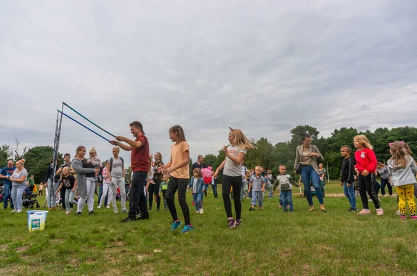 Poznan Polska Sierpnia 2021 Duża Grupa Dzieciaków Bawiących Się Bańkami — Zdjęcie stockowe