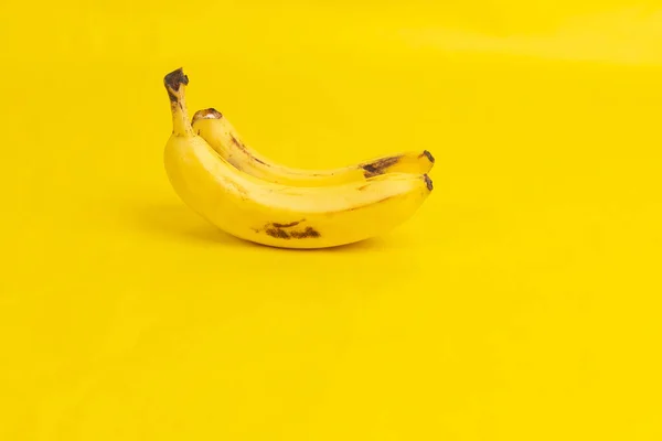 Een Close Shot Van Twee Bananen Een Gele Achtergrond — Stockfoto