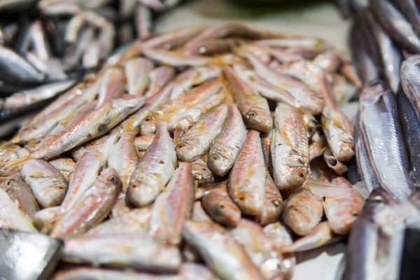 Close View Świeże Ryby Wyświetlane Tradycyjnym Rynku Spożywczym Czerwone Mullets — Zdjęcie stockowe