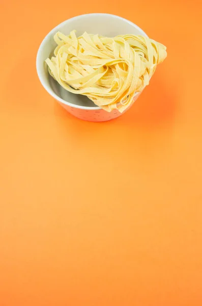 Detalle Vista Tazón Pasta Cocida Sobre Fondo Naranja Con Espacio — Foto de Stock