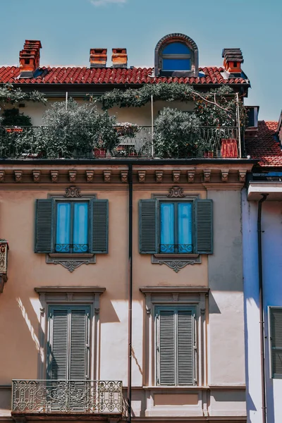 イタリア トリノの街の通りに花のバルコニー付きの建物の正面ファサード — ストック写真