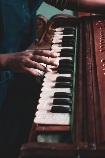 Eine Person Die Das Alte Klavier Spielt — Stockfoto