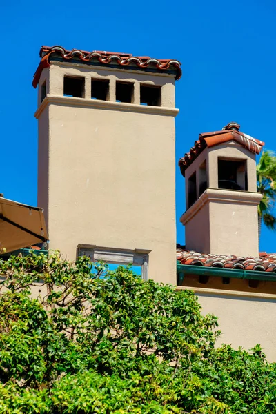 Plano Vertical Las Chimeneas Edificio Beige Con Tejas Rojas —  Fotos de Stock