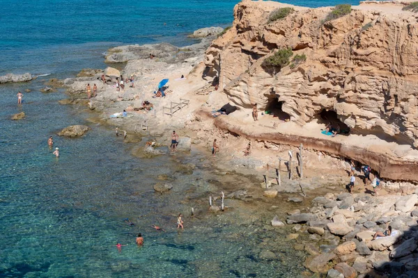 Formentera Španělsko Srpna 2021 Turisté Plavou Odpočívají Krásné Skalnaté Pláže — Stock fotografie