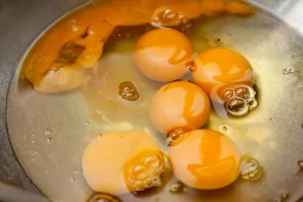 鍋の中の卵黄の塊 — ストック写真