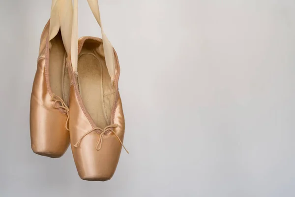 Zapatillas Ballet Con Cinta Naranja Sobre Suelo Madera Fondo Blanco —  Fotos de Stock