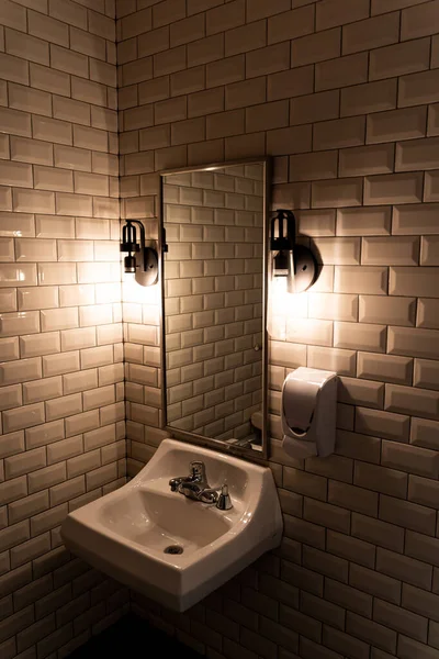 Tiro Vertical Interior Banheiro Com Espelho Lavatório Branco Lâmpadas — Fotografia de Stock