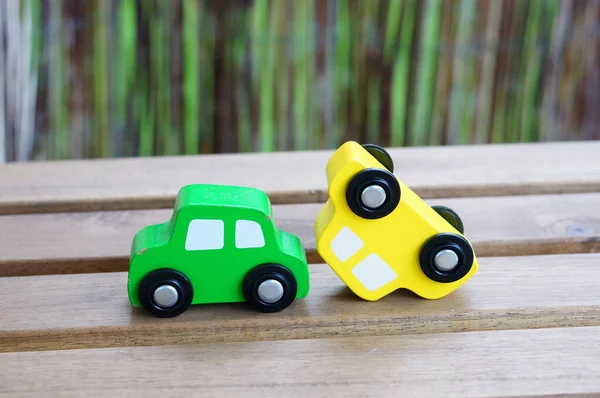 Tiro Close Dois Carros Brinquedo Madeira Verde Amarelo — Fotografia de Stock